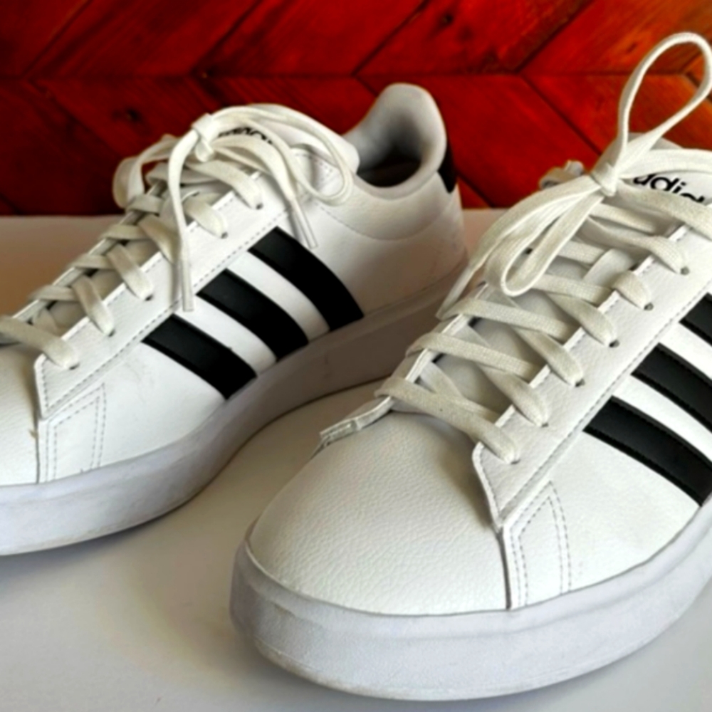 ⭐ Adidas Men's Grand Court - White w black stripes men's 9.5 - Like Puma Nike 💥